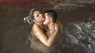 Nicole Araújo apronta dentro da piscina