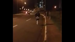 Gordinho correndo pelado na rua