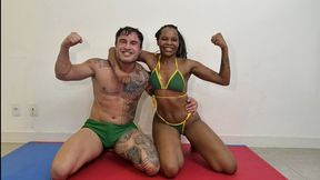 #72. Parte 1. Luta wrestling misto de mulher com homem Odara contra Allan Guerra Gomes de roupas íntimas.