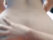 Tu amiga morenita delgada te deja follarla por el ano y le encanta