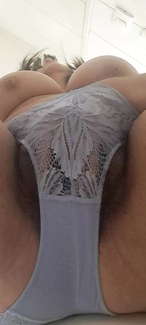 Milf masturbating in the bathroom in silence 3