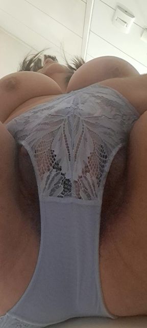 Milf masturbating in the bathroom in silence 3