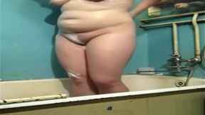 Bathing BBW milf Norah on