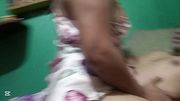 Cabalgando la verga de mi vecino hago que se corra en mi pecho