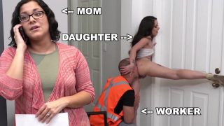 Cô gái trẻ Gia Paige bị thợ lợp mái nhà cưỡng hiếp sau lưng mẹ.