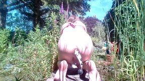 she s cumming from huge balls in her ass in public park!