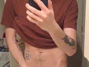 Ragazzo sexy e caldo pronto per i piccoli schizzi di sborra