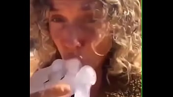 maru botana chupando