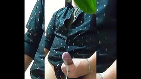 HOMBRE HETERO CASADO ENSE&Ntilde_A LA VERGA A SU AMANTE Y SE GRABA MIENTRAS SE DA PLACER