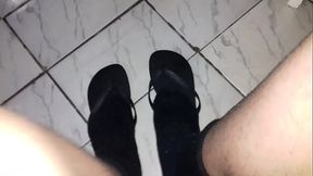 Que tal usar meias pretas com Havaianas tamb&eacute_m pretas? &eacute_ uma delicia um tes&atilde_o