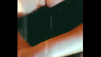 Je me fais remplir la chatte par la queue de mon mari tout en me caressant le ...