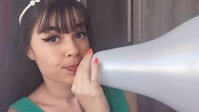 BRASILEIRA ESTOURANDO BALOES COM VASSOURA E AGULHA