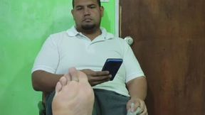 Mostrando mis pies sudados