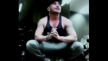 Prostituto que conocimos en el gym acepta hacer video gay exponiendo su pene y tomando sus propios orines