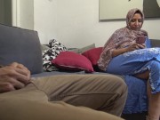 مصرية تتصل بالشرطة بعد أن أظهر لها رجل عضوه الذكري الكبير