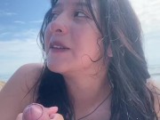 Me culeo a la novia de mi amigo en la playa cuando nos quedamos solos