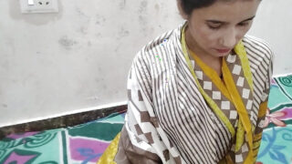 O adolescentă indiană cu sâni mari și pizde strâmte este futută în cur