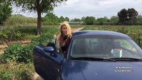 m exhibant en me godant avec un enorme joujou sur une route de campagne devant ...