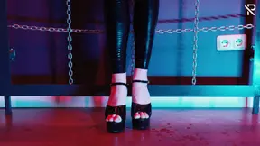 German dom controls latex-clad slave girl with electric shock heels