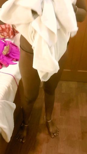 Desi Tamil MILF Renu’s Handjob for Boss Spills Cum on Navel, Nude Bath Cuck Watches! Indianhotwifex