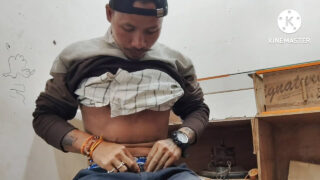 Anh chàng người Ấn Độ lực lưỡng thủ dâm với dương vật đen to lớn của mình.