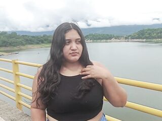 Chica es abandonada por su novio,es recatada y follada por un extraño