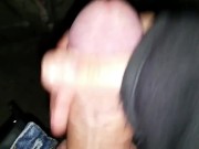 Je pisse et me branle au jus dans une cave