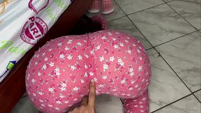 Enga&ntilde_e a mi Hermosa Hijastra Para que Busque de Bajo de la Cama Para Verle su Gran Culo