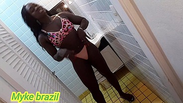 Fernanda chocolate uma negra rabada e tesuda ela começa fazer sexo na cozinha e depois vai para o quarto e rola um sexo bem gostoso com sexo anal