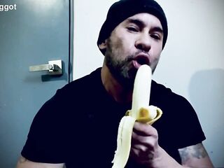 Chacal mexicano acepta hacer porno homo a cambio de algo de dinero