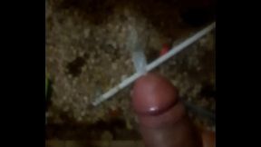 Eyaculando con liga en el pene