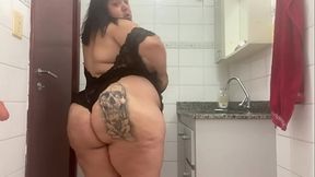 Entrei no banheiro com todo mundo em casa e gozei no ch&atilde_o do banheiro com meu dildo enorme -Mary Jhuana