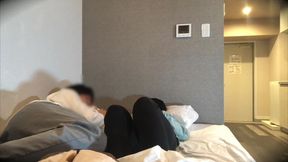 彼氏に浮気バレたらどうしよう。。バイト先の先輩とえっち中に彼氏から電話きて焦る女子大◯生。