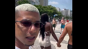 Novinha casada chama um surfista na praia para fuder &eacute_ meu corno filma tudo