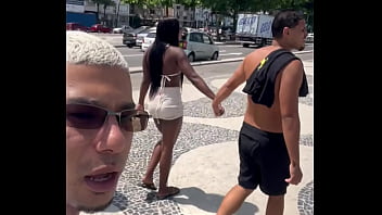 Novinha casada chama um surfista na praia para fuder &eacute_ meu corno filma tudo