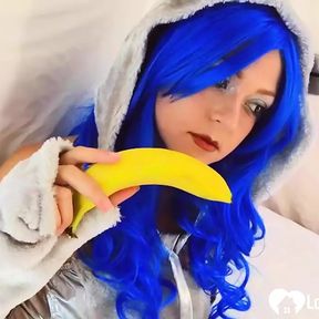 Cosplayer penetrates her hairy pussy with a banana