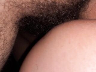 Me da por atrás mi y su venida se sale de mi culito