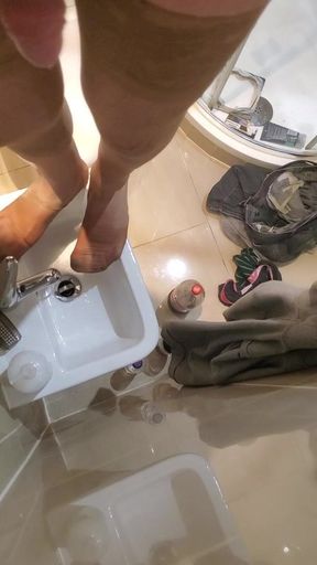 Quick Piss on nylon feet in sink while girlfriend