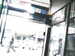 Paseo desnuda en el barrio exhibicionista sin pantis de compras falda PARTE 1
