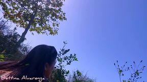 fui fazer uma trilha na praia de niteroi, um desconhecido estava me espionando acabei chupando allan delon e deixei ele gozar na minha cara todinha