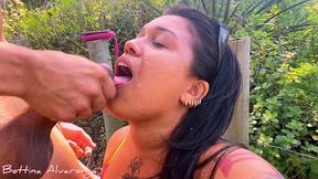 fui fazer uma trilha na praia de niteroi, um desconhecido estava me espionando acabei chupando allan delon e deixei ele gozar na minha cara todinha