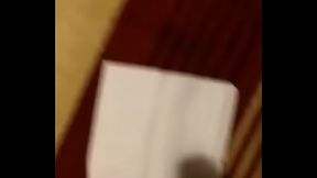 Joven se masturba y termina en una servilleta.