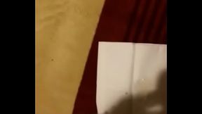 Joven se masturba y termina en una servilleta.