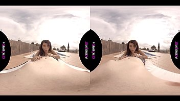 VR La vecina joven del quinto ninfomana entra en la piscina comunitaria cachonda y quiere follar en el exterior POV latina porno en espa&ntilde_ol realidad virtual by PORNBCN 4K