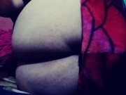 Jugando con mi ano mientras estoy solito en casa