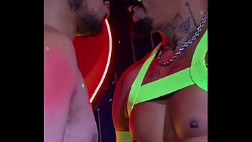 Enchendo a cara do boy de porra em publico