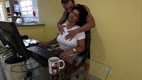 Nicoly Mattos n&atilde_o resistiu e deu o cuzinho no sof&aacute_ da recep&ccedil_&atilde_o depois de mamar o pau do chefe no escrit&oacute_rio