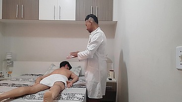 MASSAGEM TANTRICA NO HÉTERO, ENQUANTO ISSO A ESPOSA O AGUARDA LÁ FORA - ATO 01