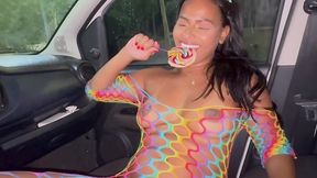 ajudei a ninfetinha que caiu de patins a se levantar e ela me agradeceu me fazendo gozar bem gostoso na sua bucetinha