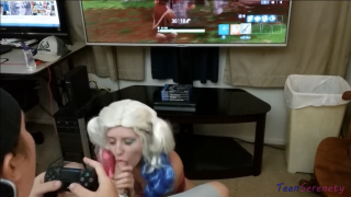 Dziewczyna z cosplayem, która uwielbia geeków, wydymana przez swojego faceta podczas gry w Fortnite
